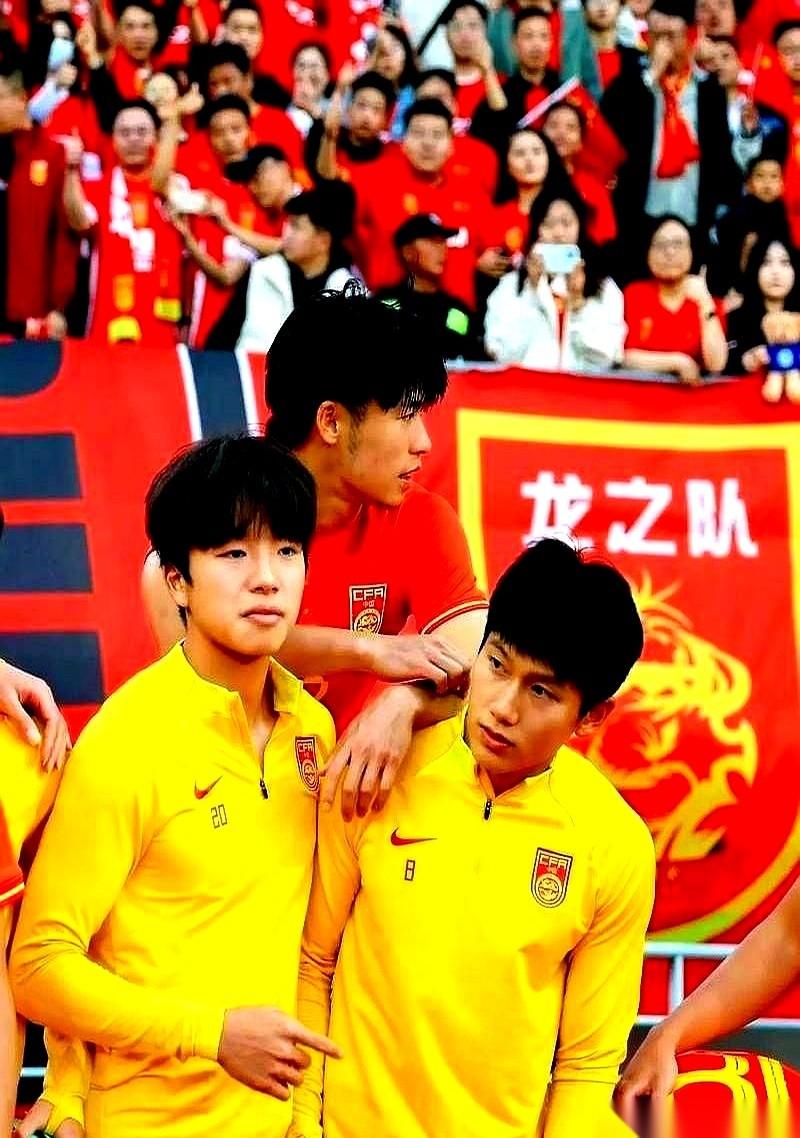 国足U23那份大名单甩出来，底下直接炸了。几个名字，李镇全、向余望，履历一栏干