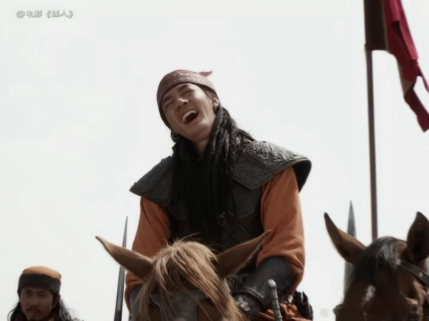 此沙和伊玄极致反差感镜头前是阴鸷疯狂的大可汗，镜头后是笑着说话的此沙，这反差太