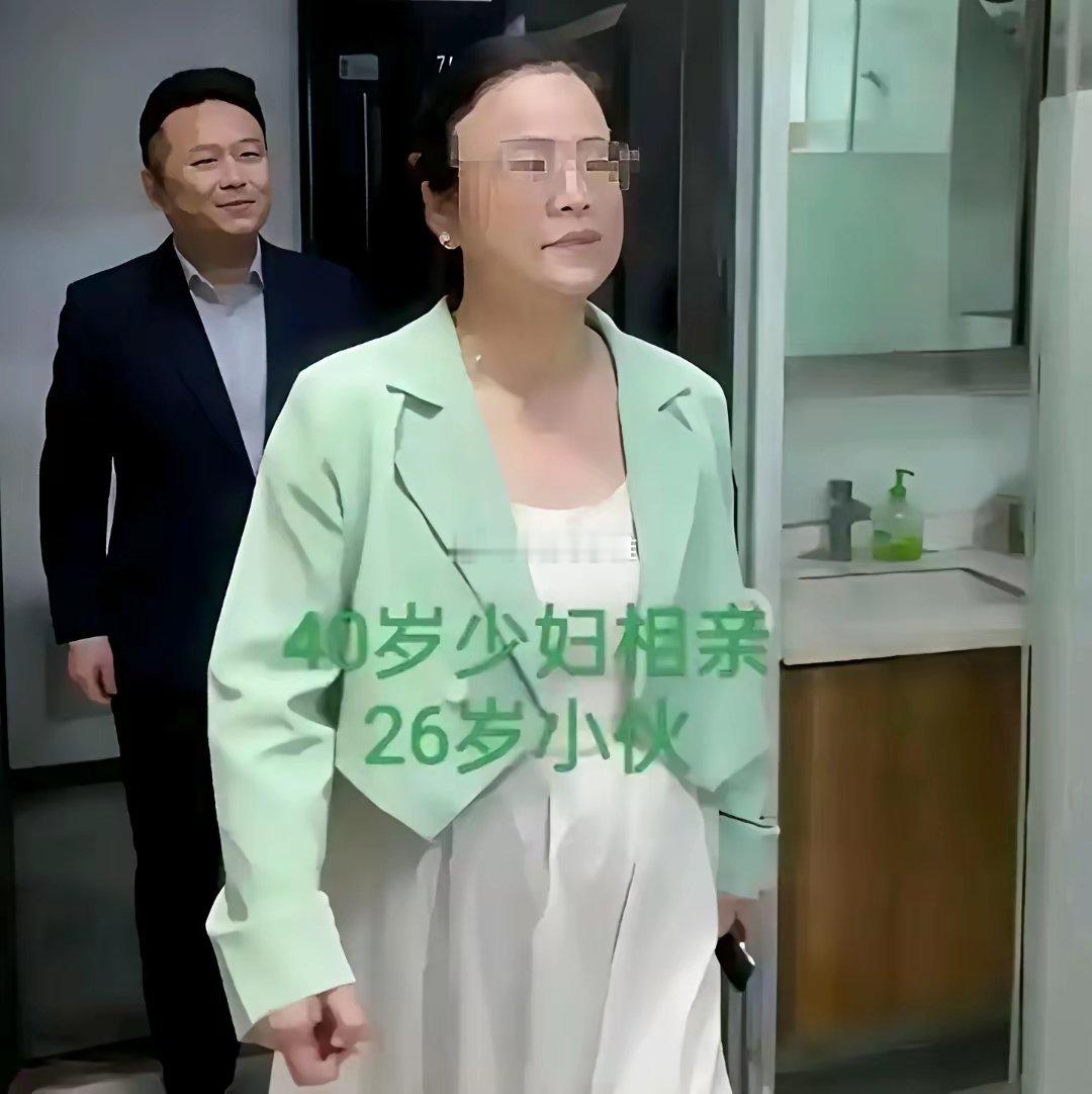 小伙子最终还是没能抵挡住金钱的诱惑啊，太没原则了吧