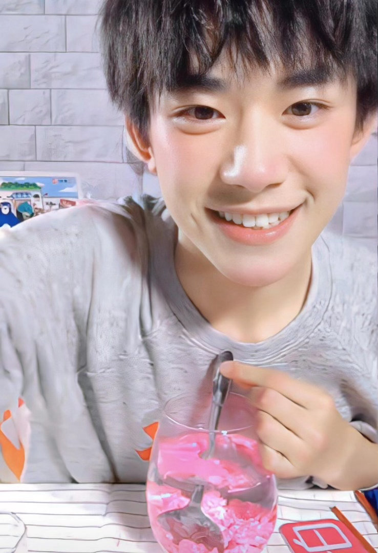 什么村子啊又有王俊凯又有易烊千玺我们的爸爸安集给乡亲理发太会了！小男孩剪发前后