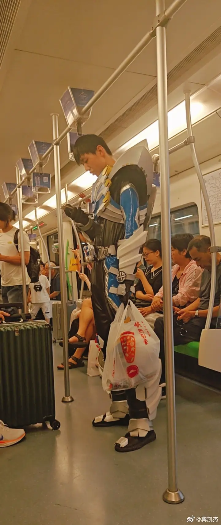 真敢穿，现在的年轻人活得潇洒