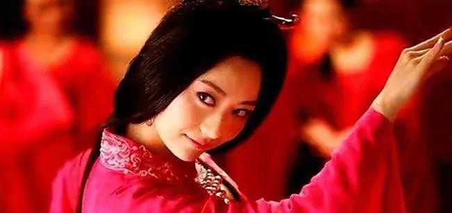 公元386年，魏王拓跋珪不可救药地爱上了自己的二姨贺氏。母亲献明皇后极力反对：“