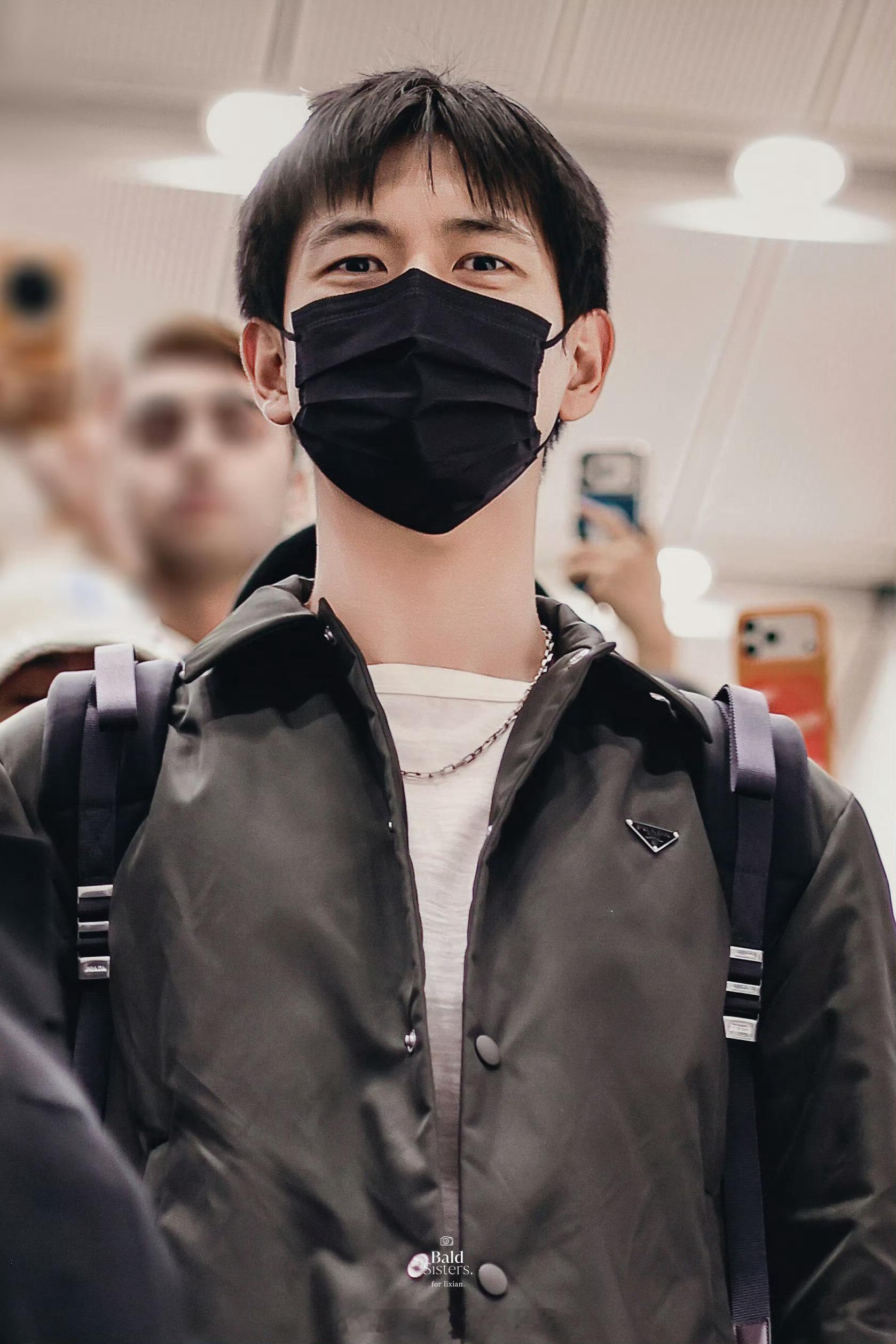 李现香港到达状态超好的prada代言人明天见