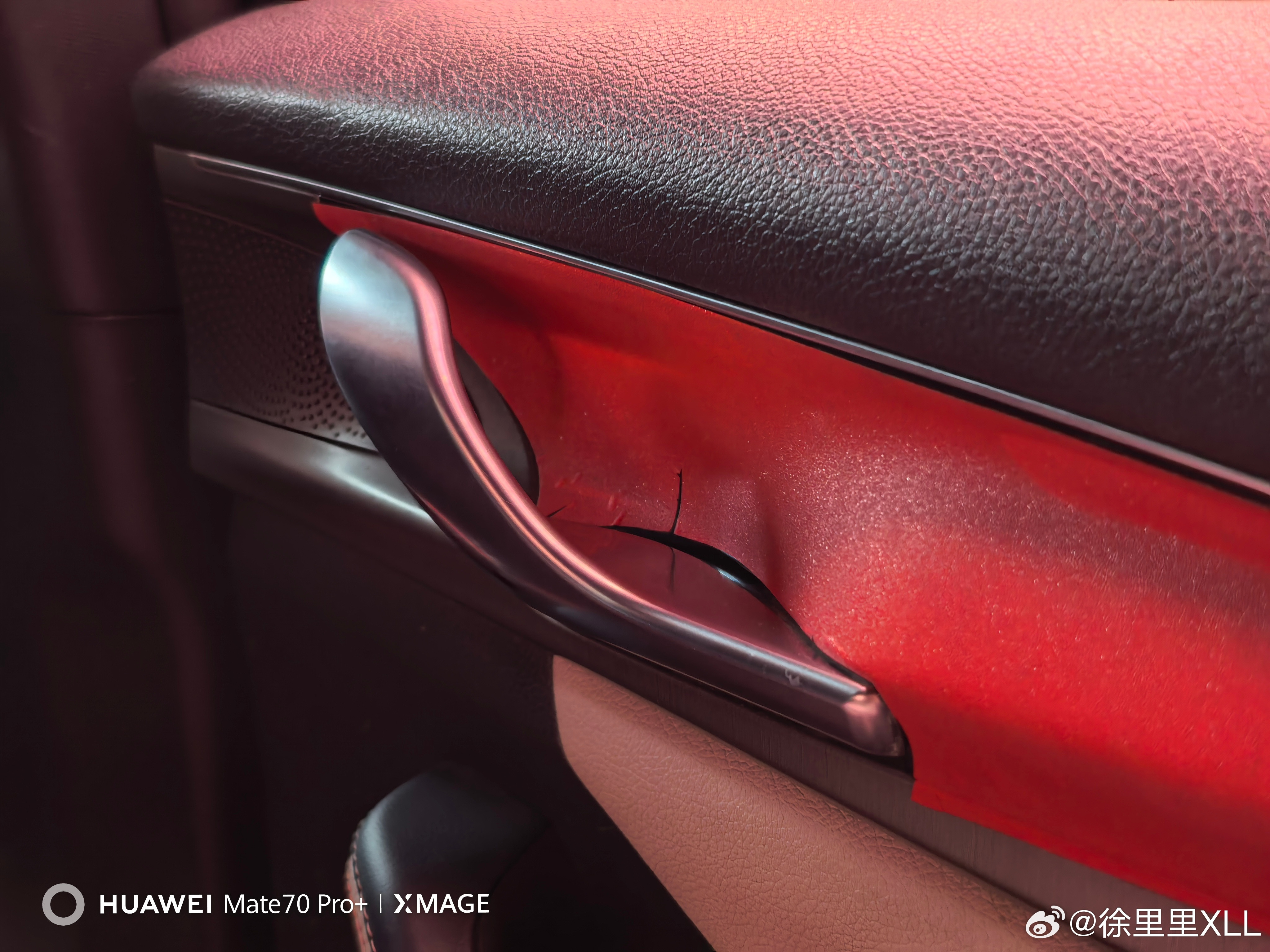 这位司机师傅应该是特别喜欢红色...把车内的各种装饰板都贴上了红色的纸，贴的还很