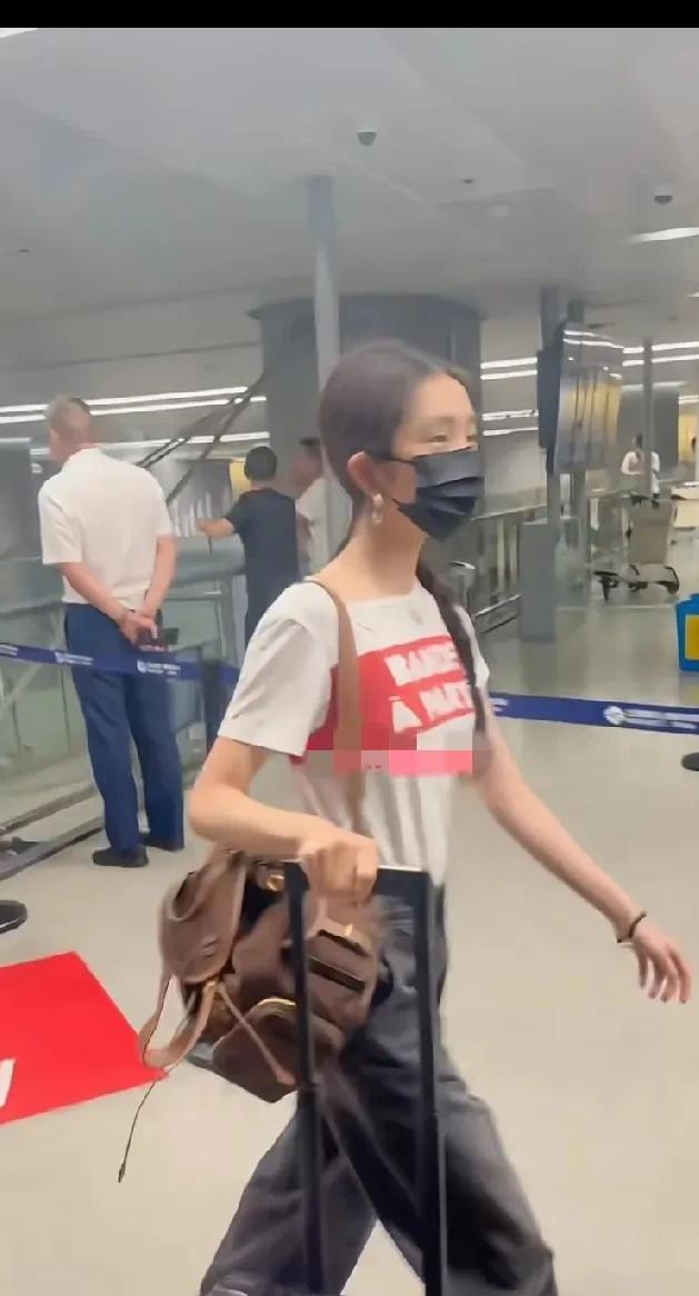 黄多多刚出国留学的时候，身材还比较健康，可过了半年多就暴瘦得锁骨突出、手臂纤细，