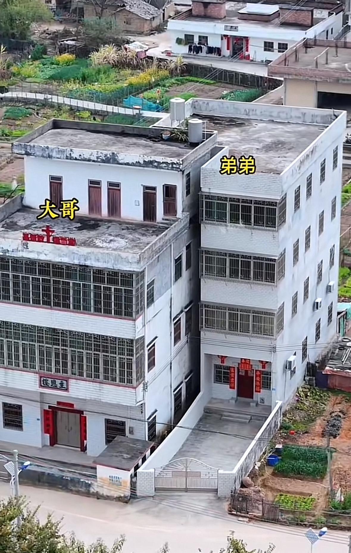 弟弟为了不影响哥哥采光,没想到把房子建成这样,自己的采光也被挡了!这关系真难得!