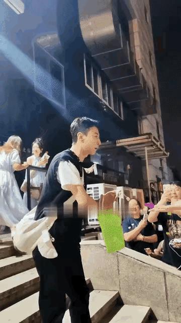果然人逢喜事精神爽，董璇眼光其实不差的！张维伊发型一变，瞬间又变为小鲜肉，真的