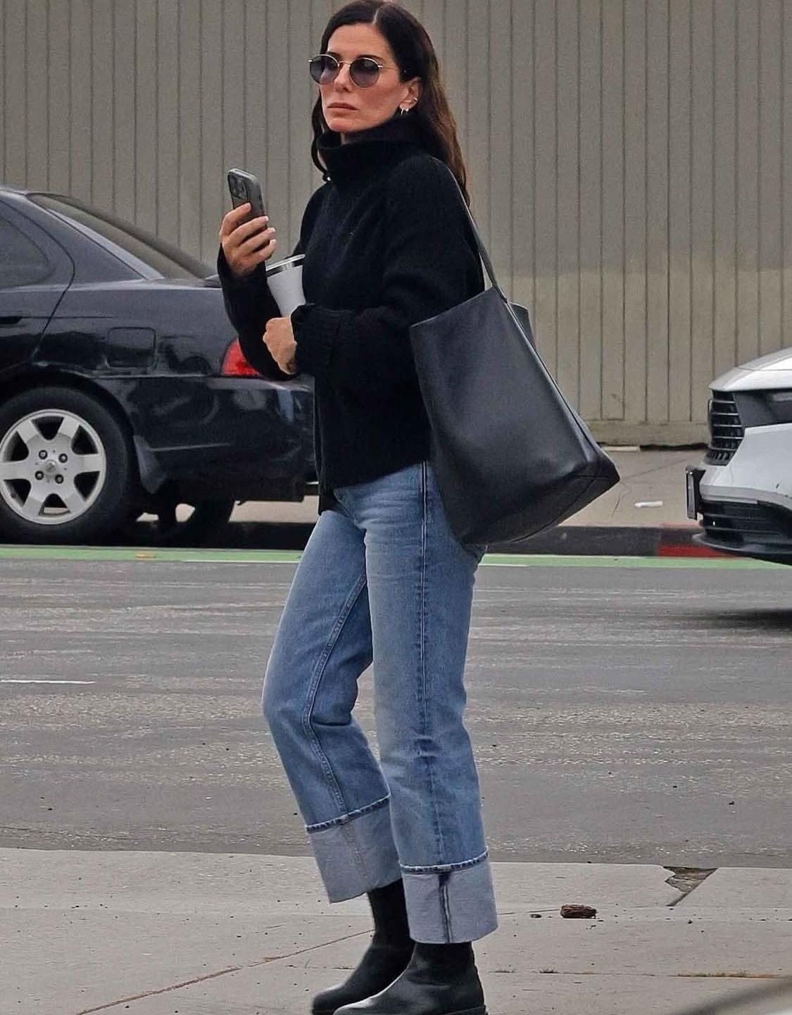 61岁的桑德拉·布洛克，再次击碎了时间的法则。洛杉矶街头，一辆车门打开，她走下