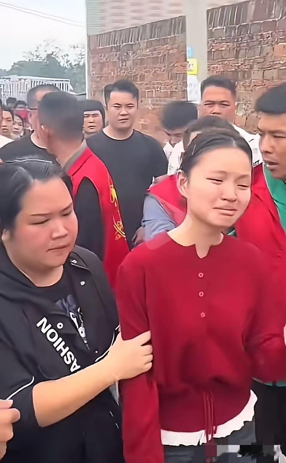 这小姑娘一句话，真是问到了根上。人家孩子默默扛了十年香火，结果换上来的人压不住场