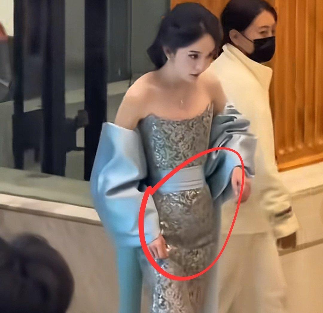 再最近的一次活动中，有网友拍到杨幂的小腹微微隆起，猜测可能是怀孕了。如果这个真