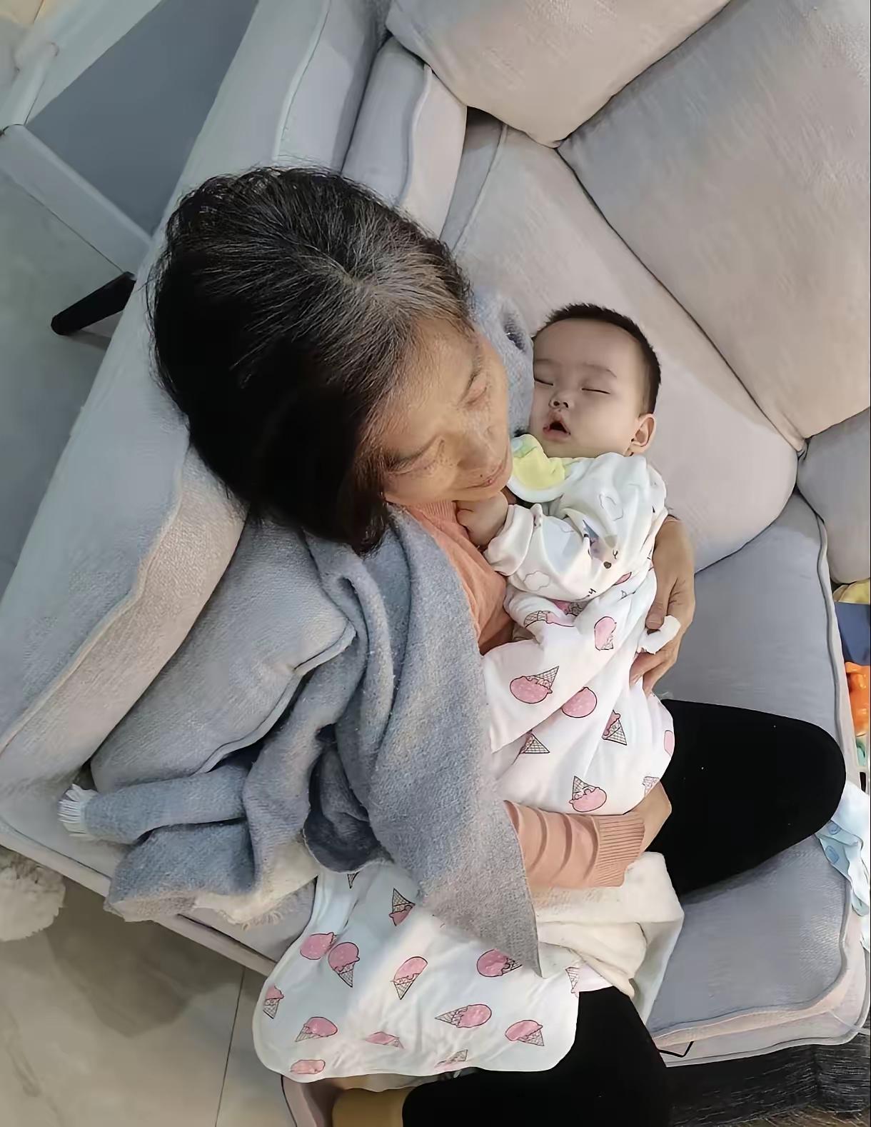 人老了真可怜。我今年55岁，在儿子家帮着带孙子。小孙子刚一岁多，正是最累人的时