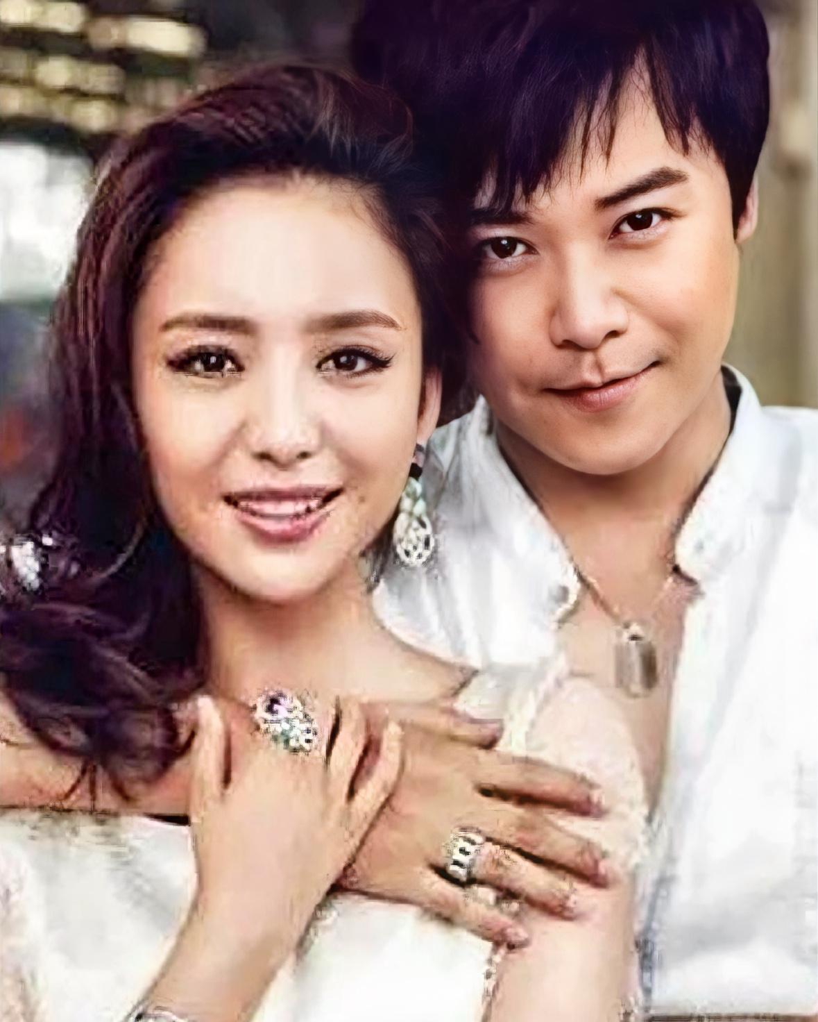 离了婚，他俩过得比结婚时还像夫妻。不是演戏，是生活。学校活动日，陈思诚和佟丽