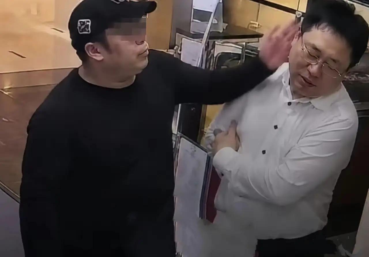 这是中国香港一男人揍“二鬼子”矢板明夫的图片。我们说，打的还是太轻了，因为他太坏