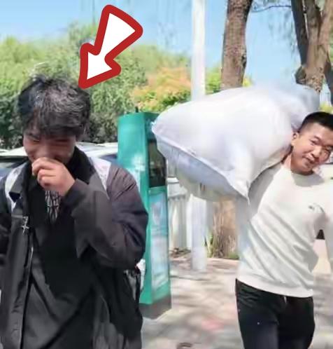 🔥太有意思！22岁大侄子送19岁小叔去大学报到，拍肩喊话：好好学，你是咱家第一