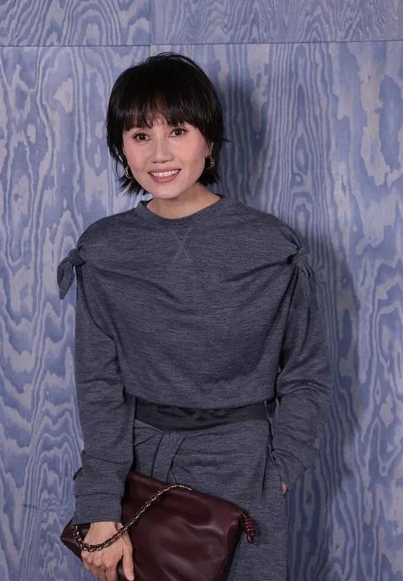 袁泉新剪短发气质大变！✨一身高级灰套装亮相，美得像换了个人！设计感拉满，清冷