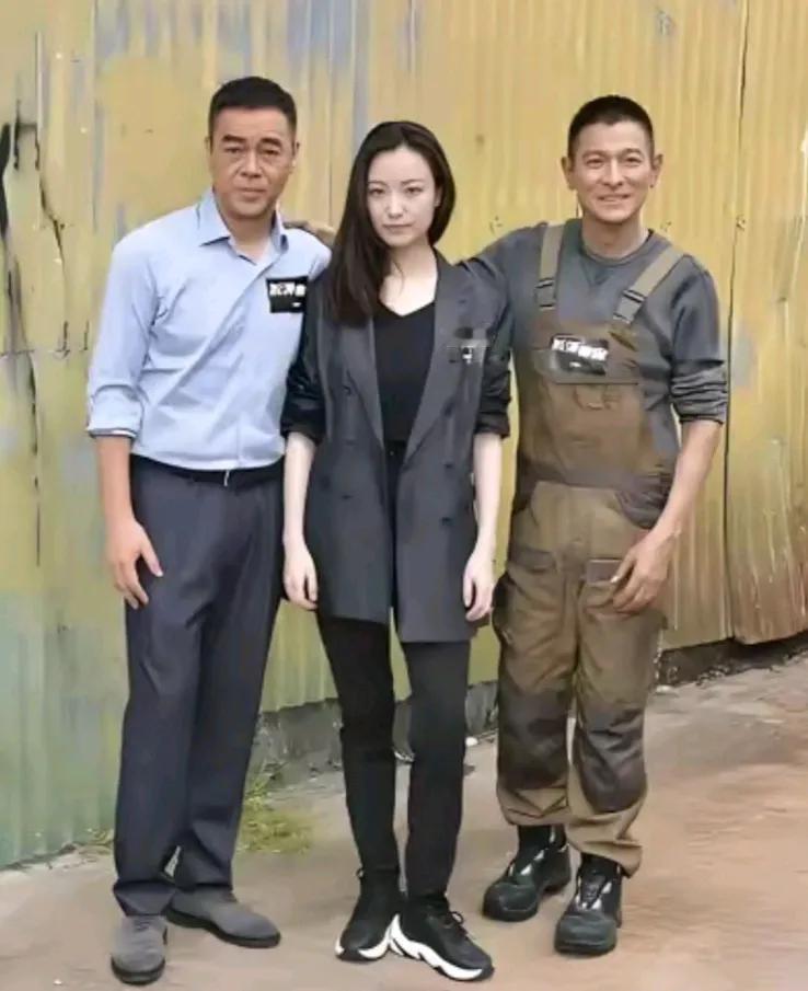 三位名演员站在一起，倪妮和左边的演员穿的都是很正常的衣服，大大方方的没有花里胡哨