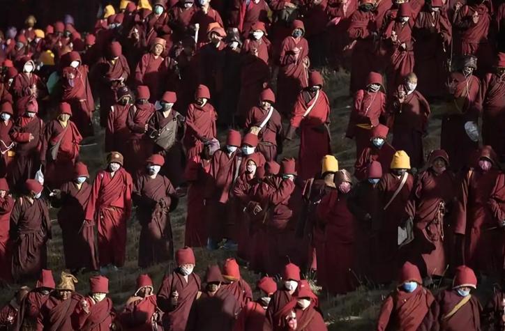 中国最大的尼姑庵——亚青寺，两万多名女性挤在这里，天黑之后一律不准踏出房门——谁