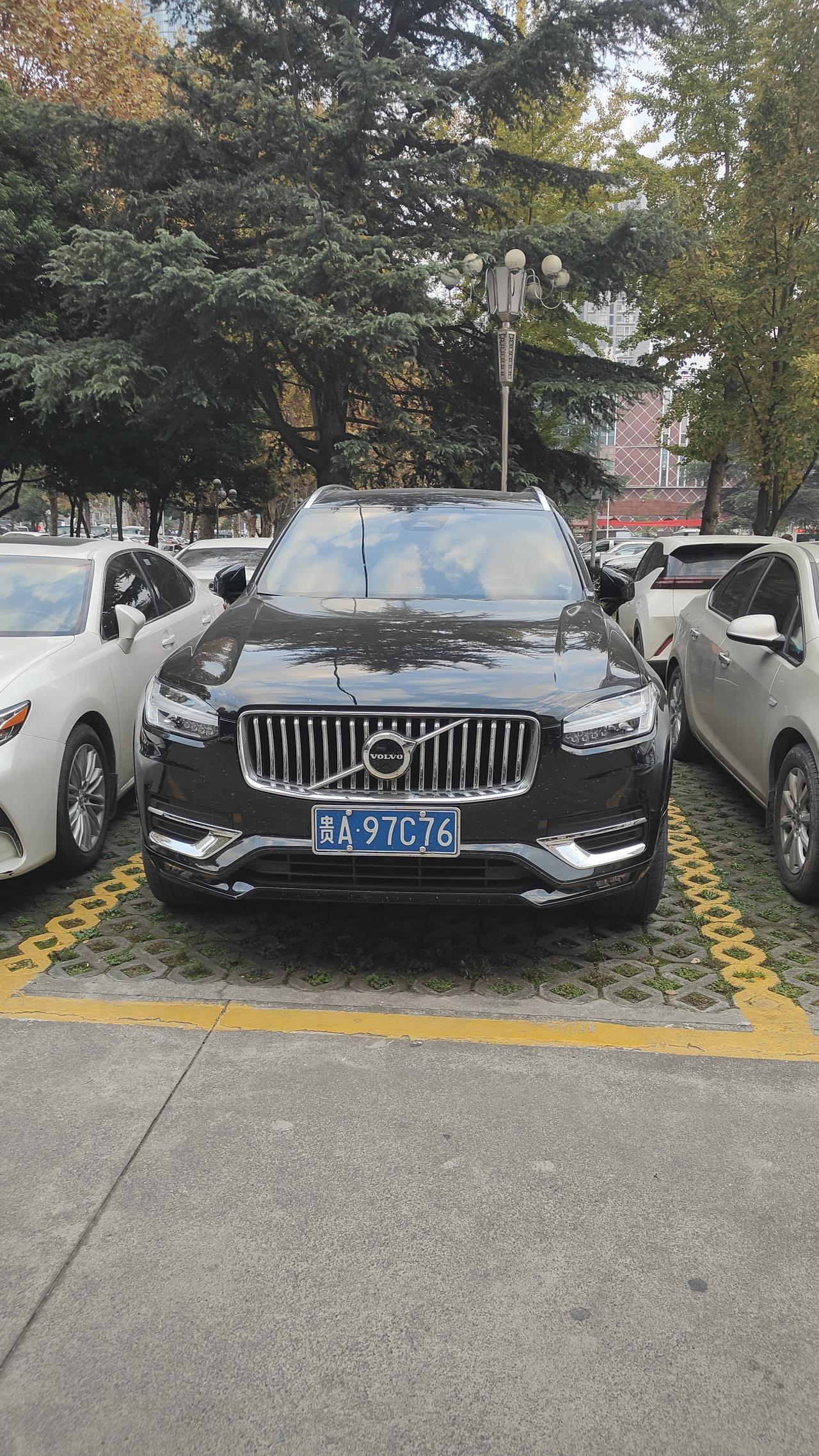 黑色的沃尔沃和白色的沃尔沃你更喜欢那款车呢？我喜欢黑色很大气更威武沃尔沃是