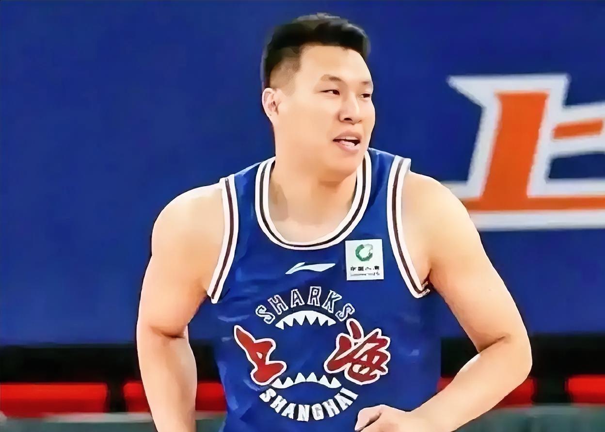 上海久事球员闫鹏飞真是宝刀未老！三节结束，上海久事在主场以84-50大比分领先吉