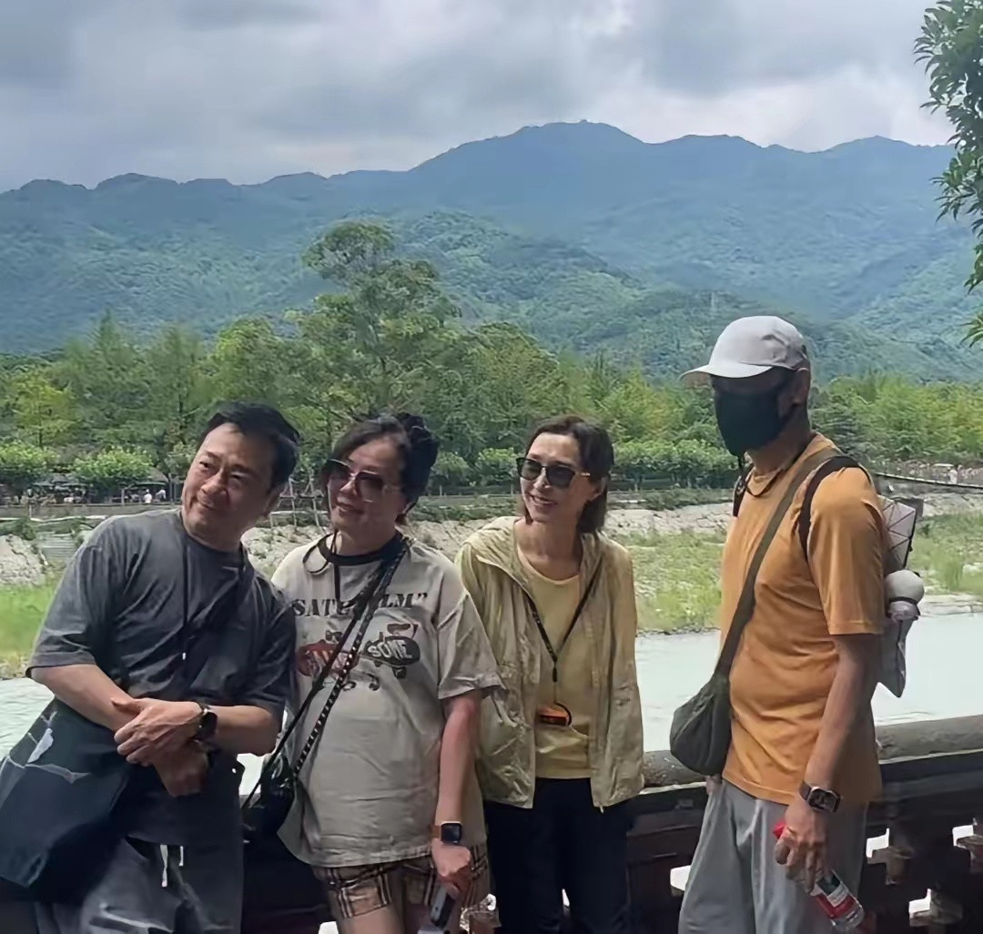 62岁刘青云和老婆郭蔼明现身都江堰旅游，夫妻俩都打扮休闲大方，互相勾肩搭背，看起