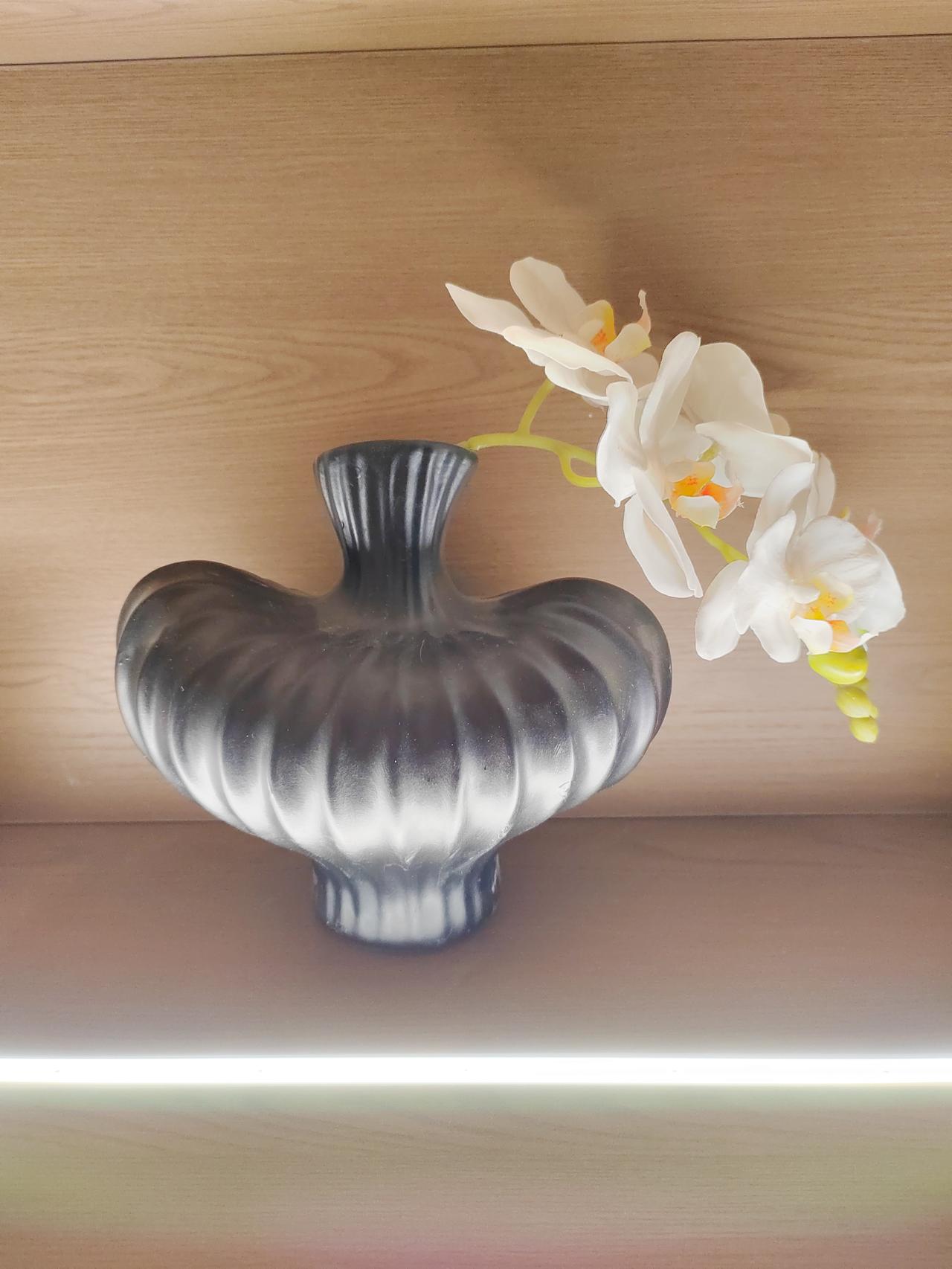 我那月薪三万在大厂搬砖的小亲戚被裁员了。他们公司效益本来不错，11月公司还组织全