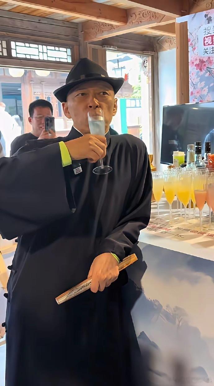 张朝阳张总现身景区品酒时的一幕，网友看他的表情就知道酒不错。