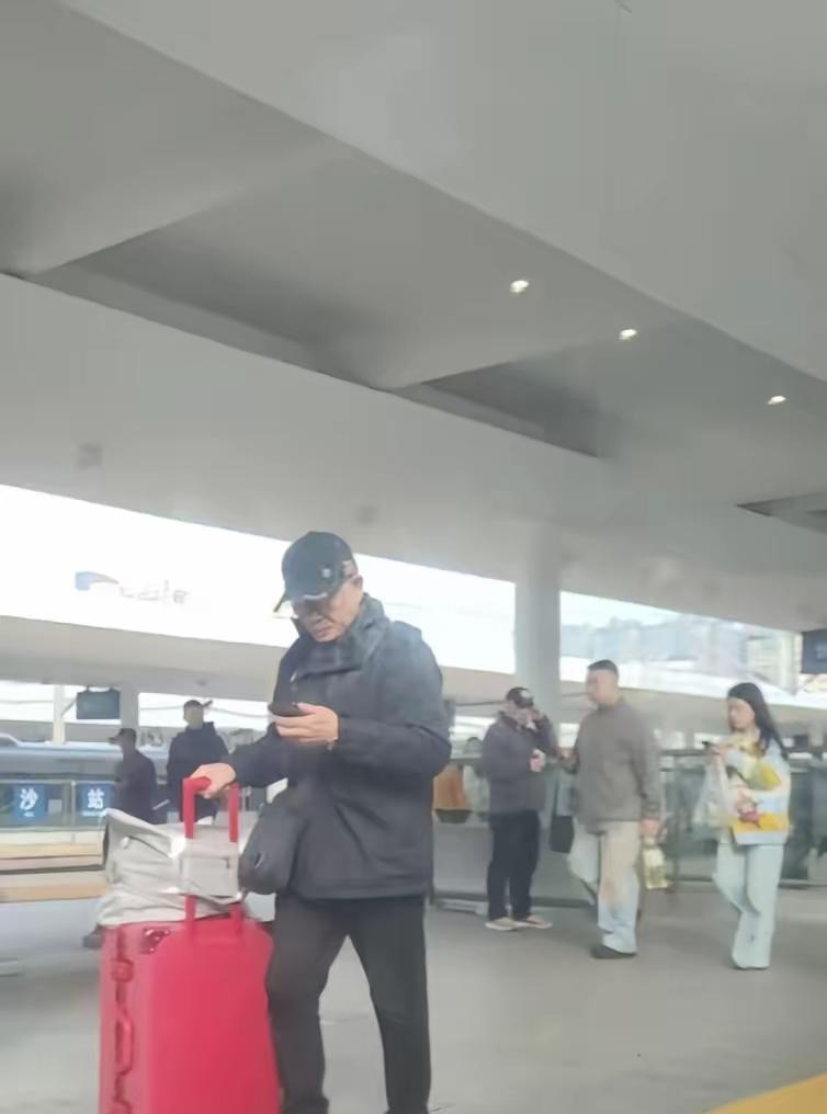 我们这里有个妈妈临终前不顾所有亲戚、朋友、丈夫的反对坚决把房子和一半的存款过户到