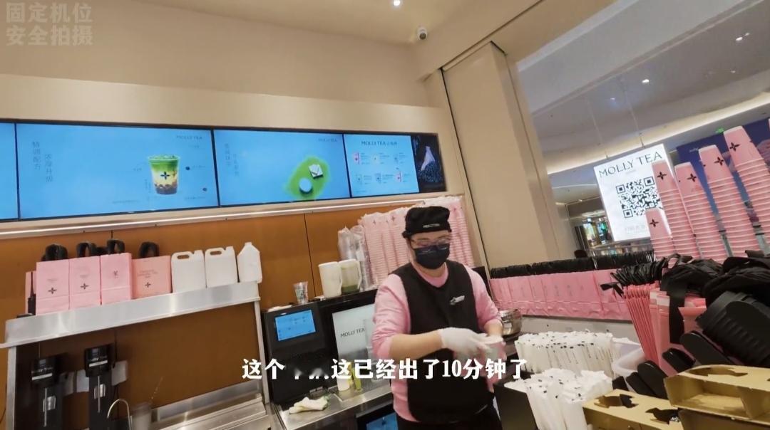 气炸！奶茶店故意不打包让骑手干等。这奶茶店店员是真把自己当“大爷”了？