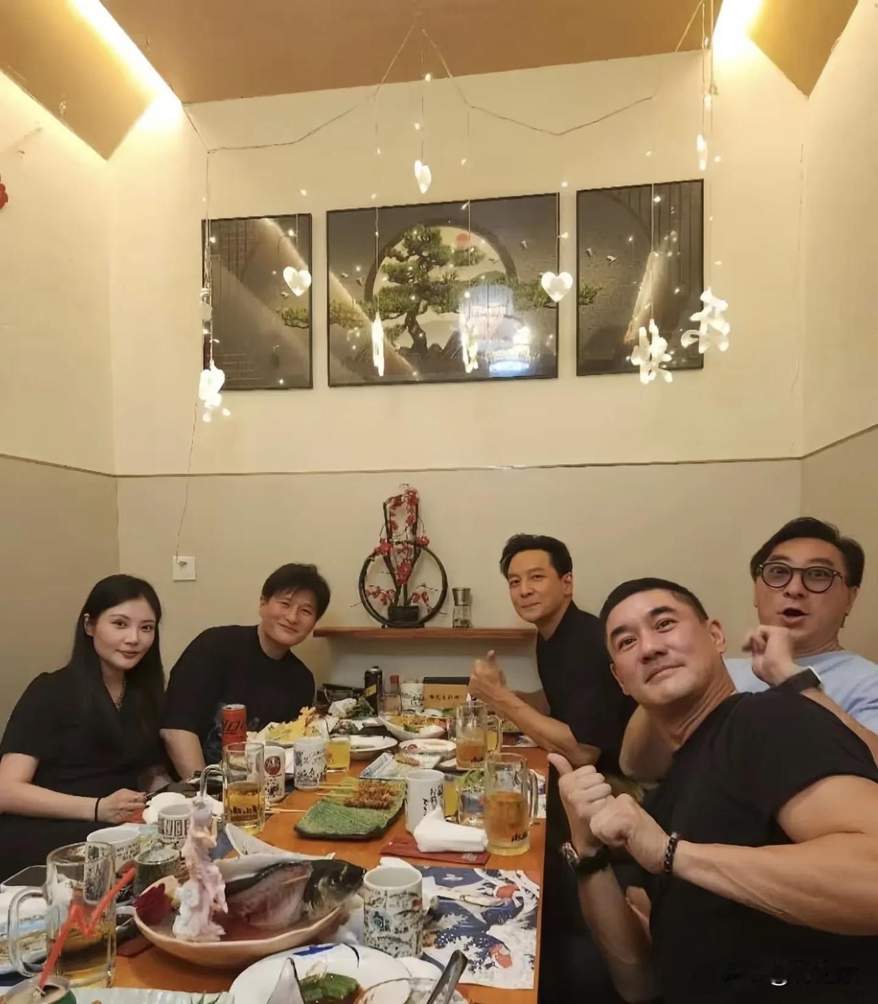 徐冬冬想做演员不跟她老公捆绑太深是可以理解的，因为她老公以前是演员，现在是一个探