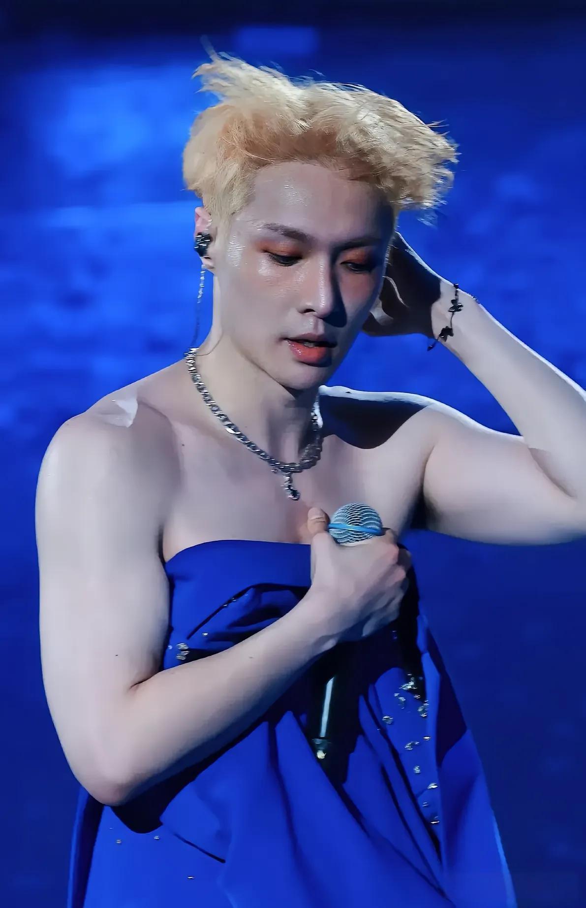 张艺兴真是帅才，挺会自娱自乐的