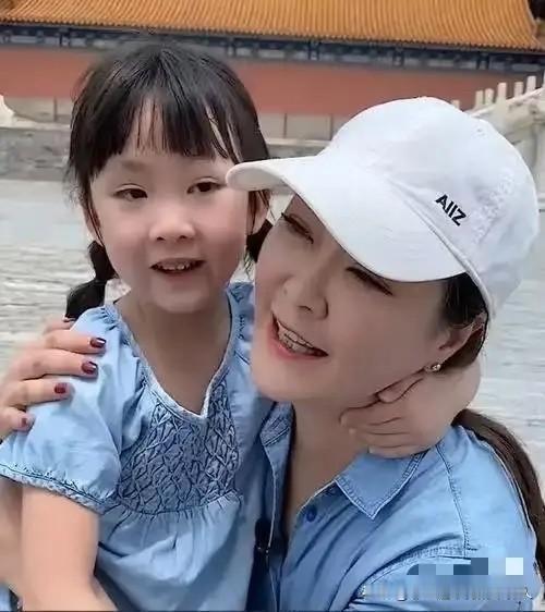 王小骞的女儿早早，实在太让人心疼了。41岁高龄生下的早产儿，出生时只有三四斤