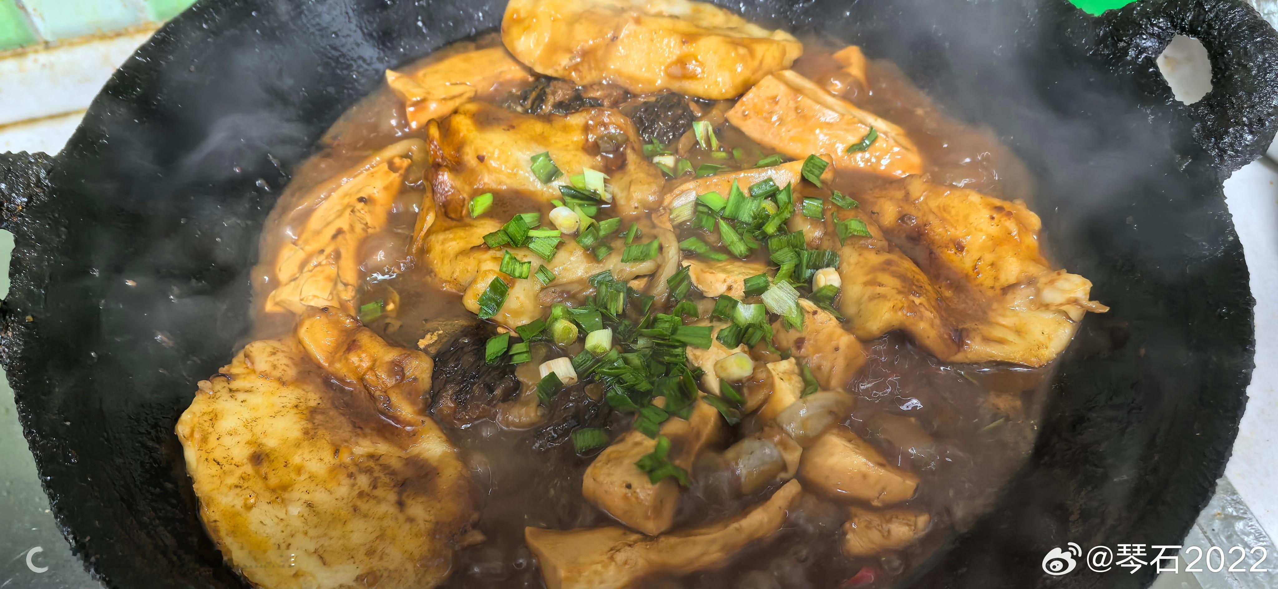 红烧鲫鱼豆腐这几次煎鱼都很好，辣椒和豆瓣酱炒香，下鱼下开水，焖煮开下入豆腐，再煮