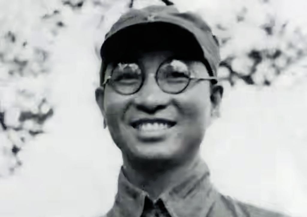 张爱萍上将晚年跟儿子聊起长征，说起老战友陈赓，用了这么一句话：“长征路上，陈赓常
