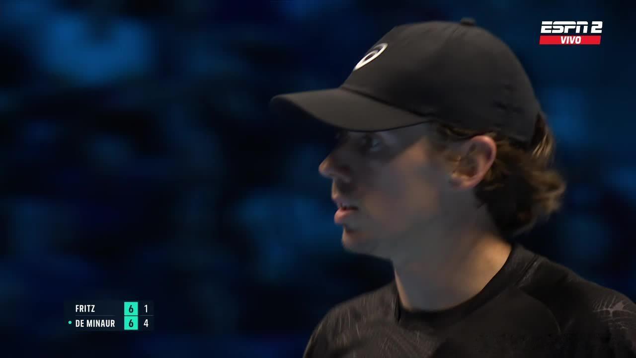 ATP年终德米纳尔2:0弗里茨阿尔卡拉斯确保出线德米纳尔7:6，6:3击败