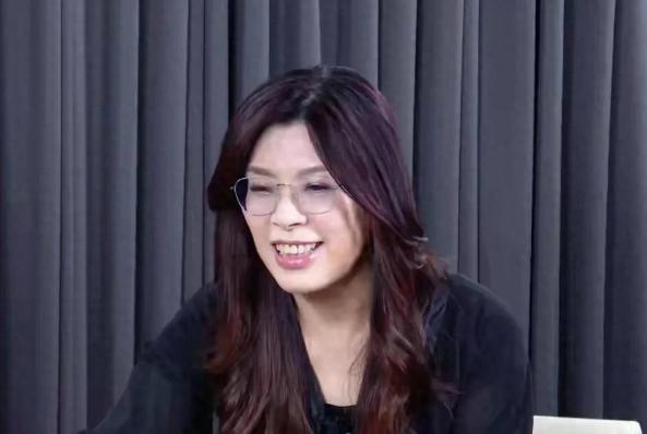 郑丽文这次动作挺快。刚接手蓝营就约见白营。第二个黄珊珊出现！看来是想稳住