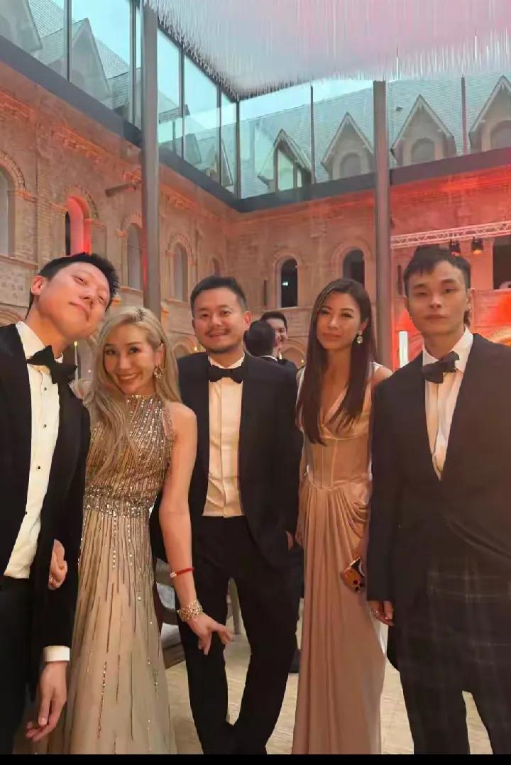 何超盈在奚梦瑶婚礼上佩戴的珠宝，真的超级让人羡慕，是昂贵的红宝石手串，价格估计比