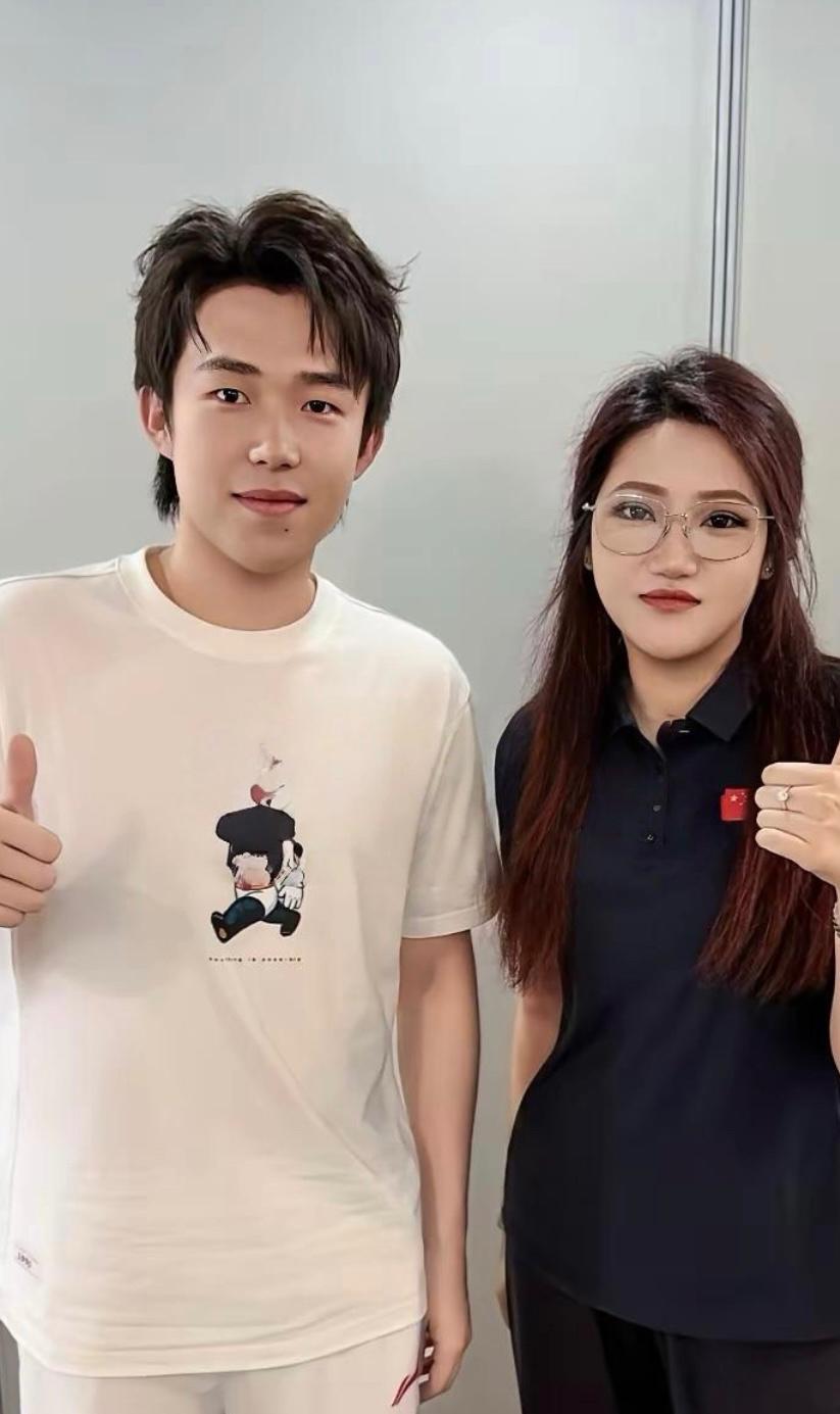 遇上亲嫂子，王楚钦这下不用背手了都说王队合影习惯性背手，仪式感直接拉得足足的。