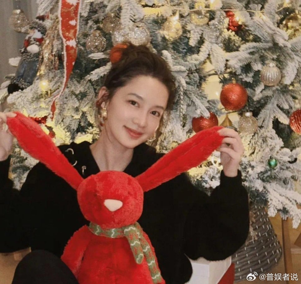 李沁工作室只剩一个司机兼保安了，连生活助理都被裁了，上下班都是她自己。AI冲击下