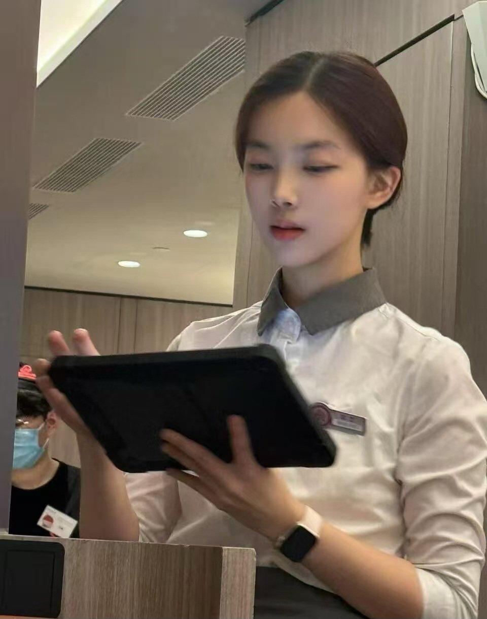 这位小姐姐好干净，好清纯