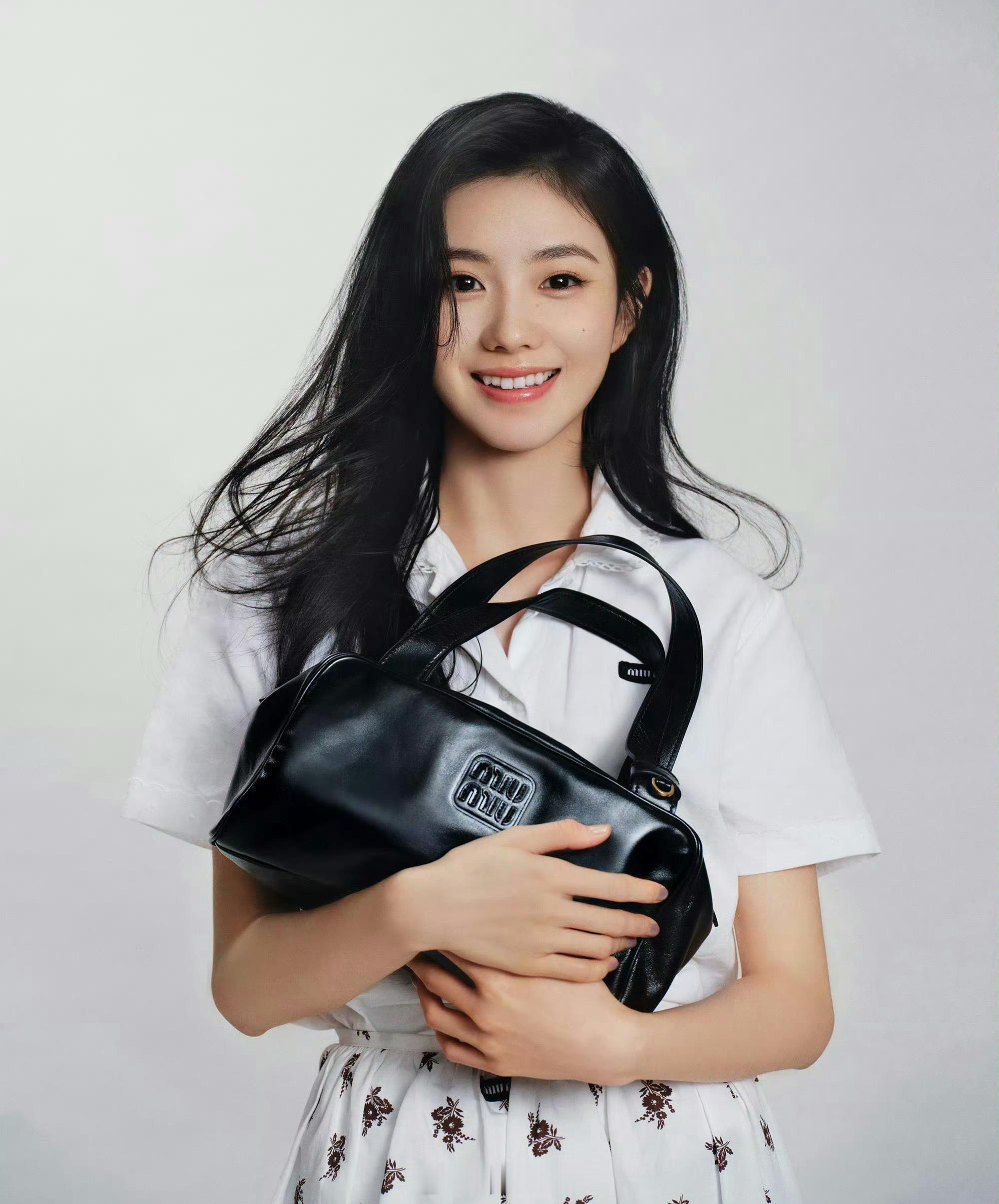 miumiu签了三个00花签刘浩存是捡到宝儿了​​​