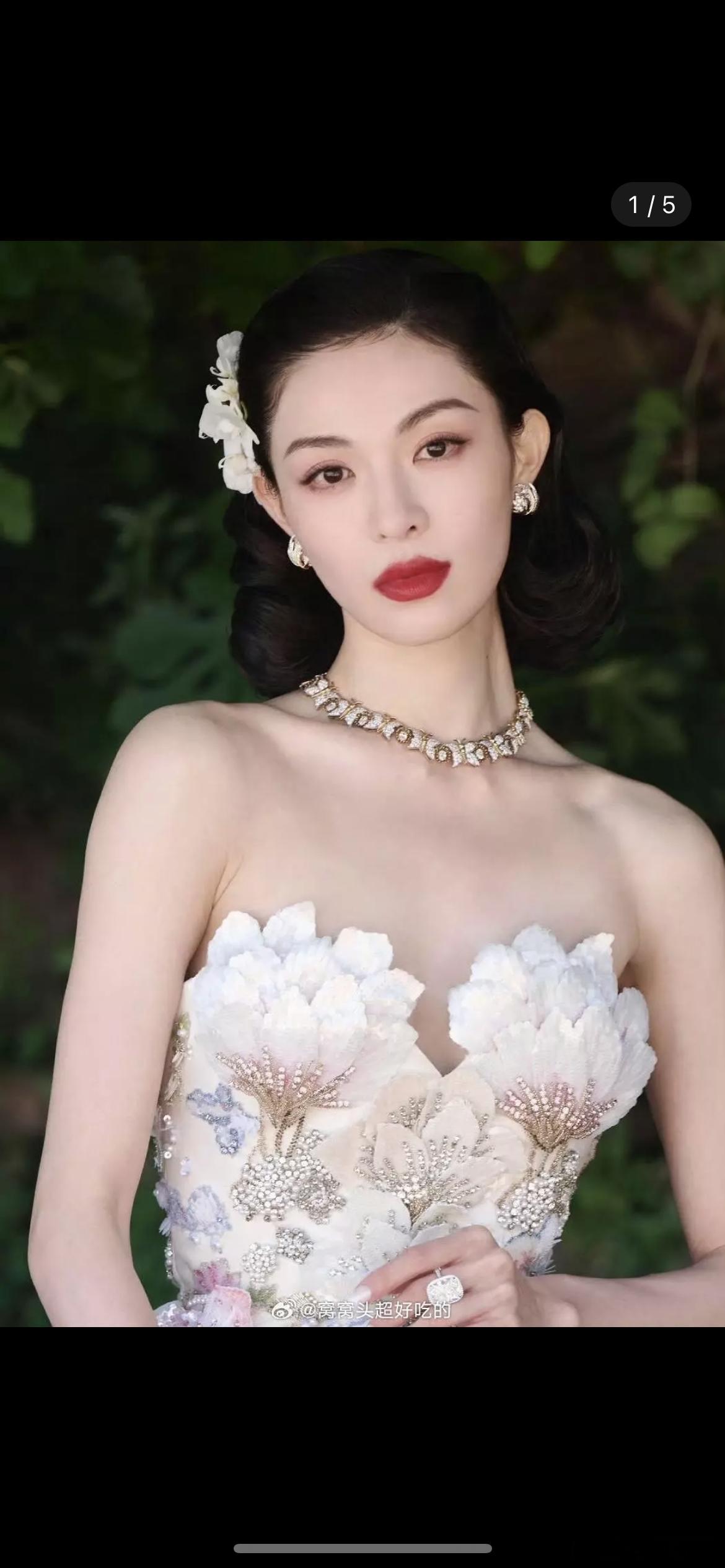 同样是自己化妆，钟楚曦从来没有把自己画成好多个人，她真的美商好高，每次红毯杂志都