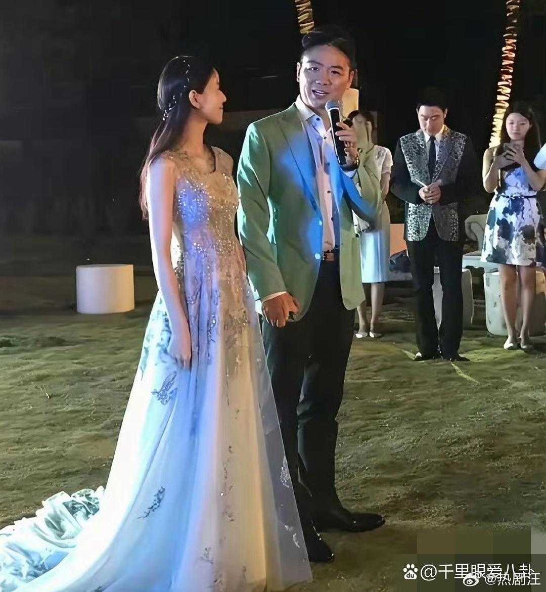刘强东当年结婚时真的幸福满满啊！
