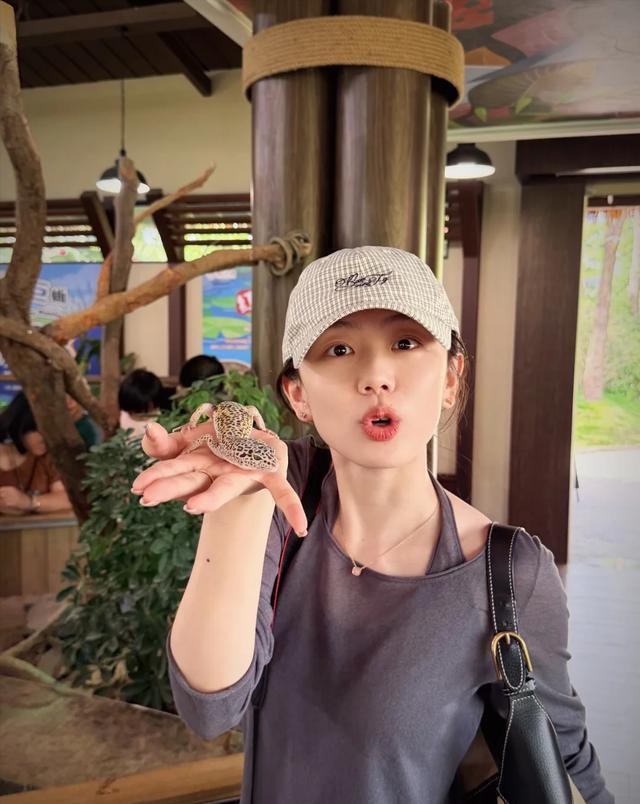 冯禧婚后首更素颜逛动物园，笑容一直很灿烂，追星天花板感拉满​