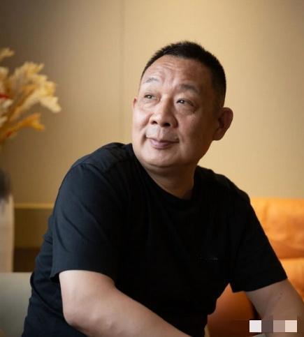 连胖东来都顶不住，开始吹风要降薪了。于东来在内部员工培训会上直言，胖东来给员工的