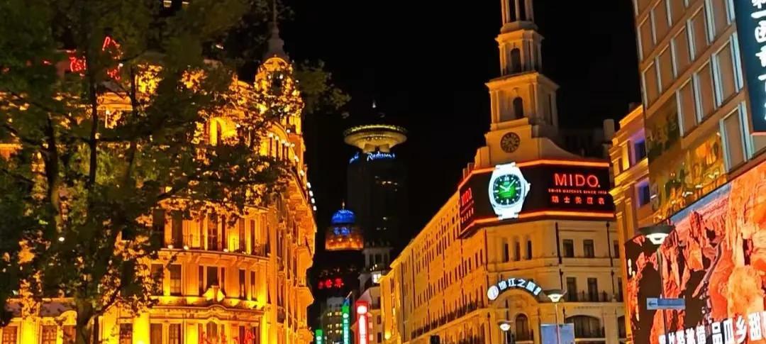 这是上海南京路的夜景，镜头所到之处，都是夜景大片。作为中国第一步行街，南京路的夜