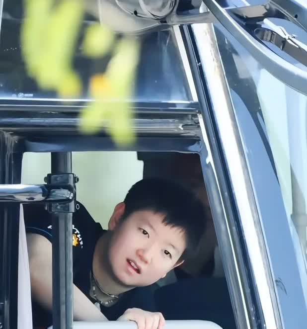 这不就是妥妥的太阳🌞嘛！她今天这一笑感觉又可以温暖球迷整个世界了！在国外