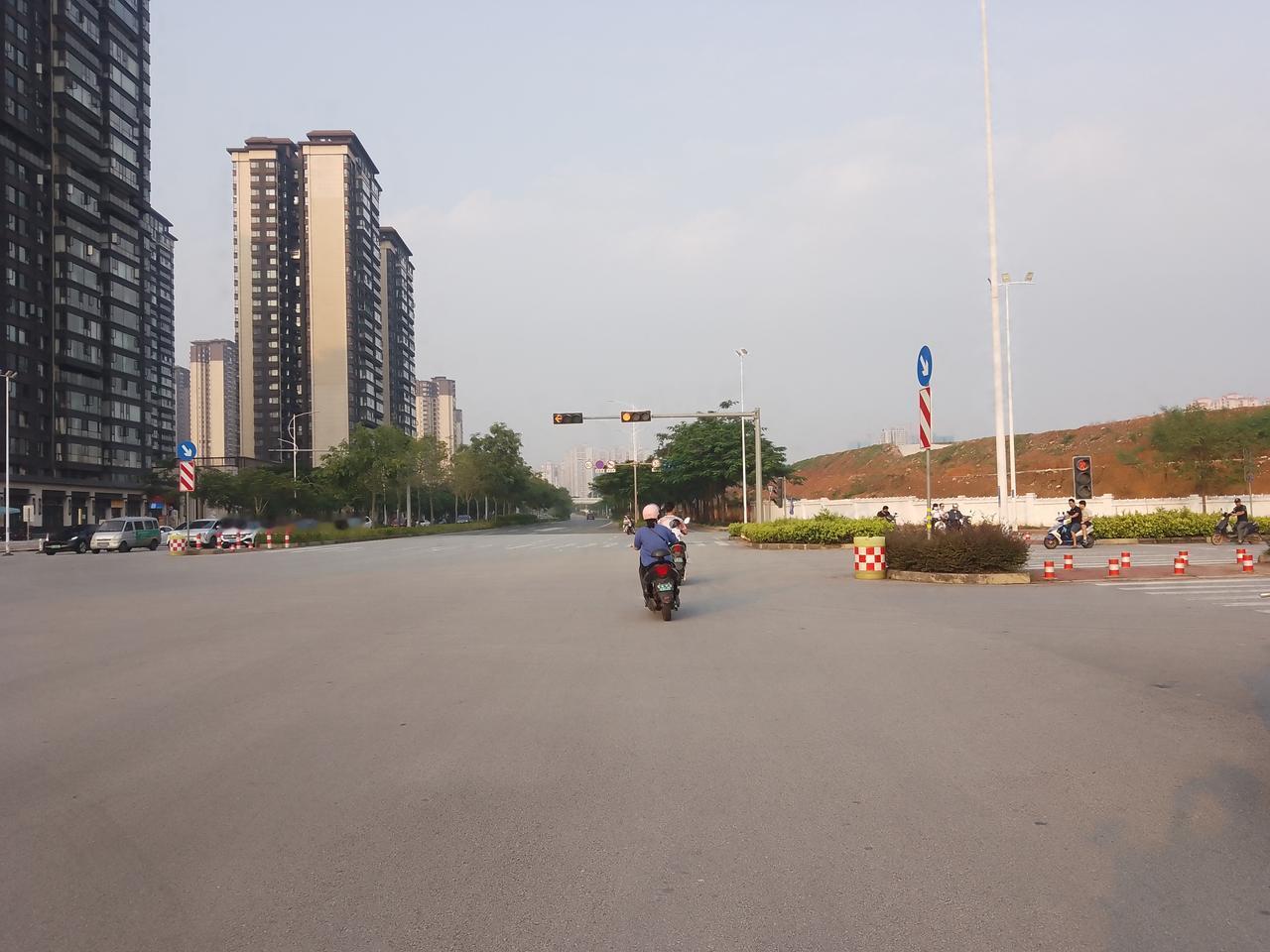 这两天仓库来了两个大专实习生！现在的大专学校为了拼就业率，可以说让人汗颜！大三下