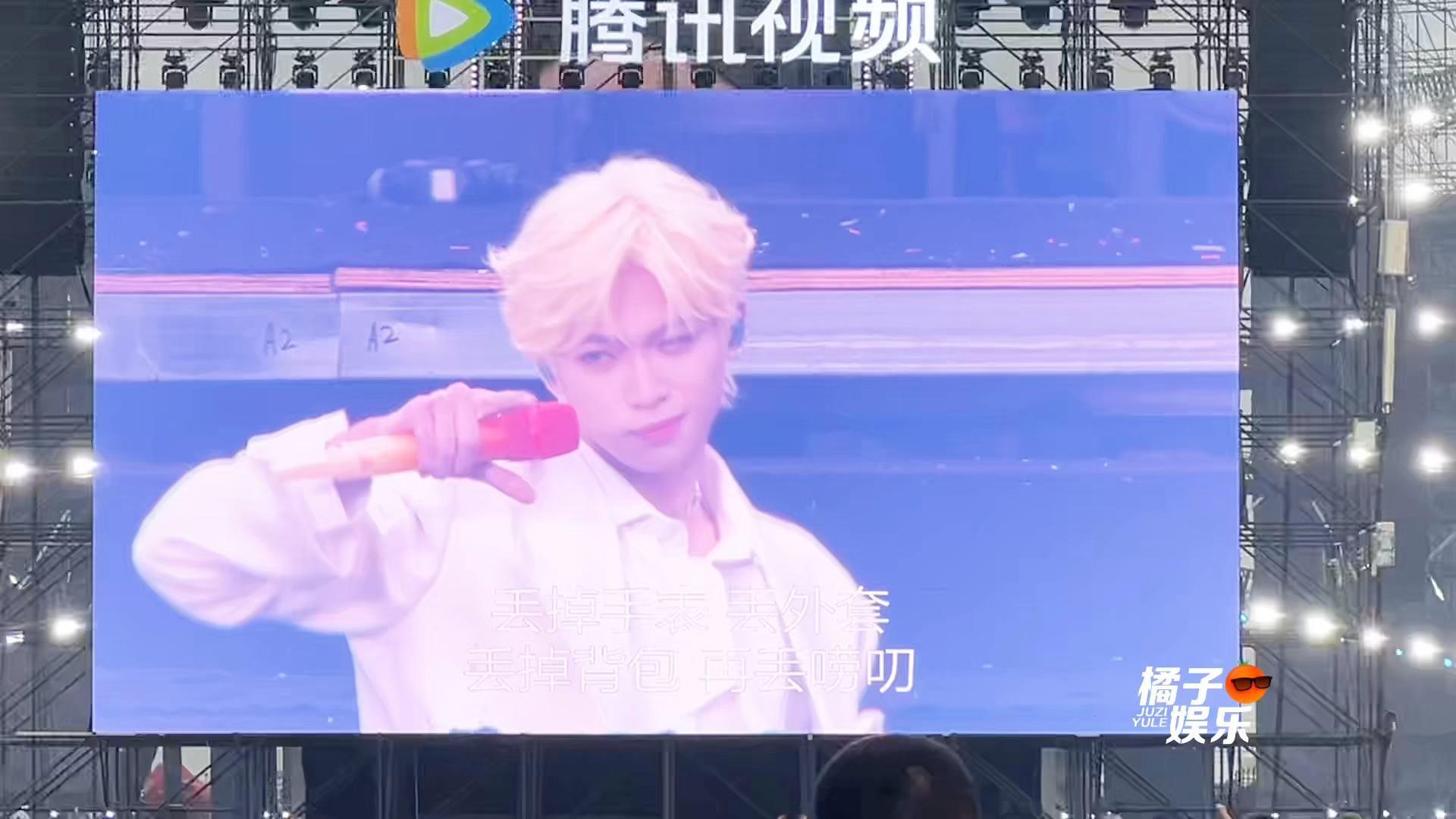 梓渝金发出场大屏！！！！梓渝金发梓渝出场大屏​​​