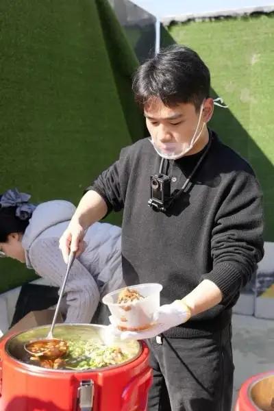 大伙不是为了抢最后一份红烧肉，是因为有人喊了一句：“卧槽！那不是邓超吗？”人