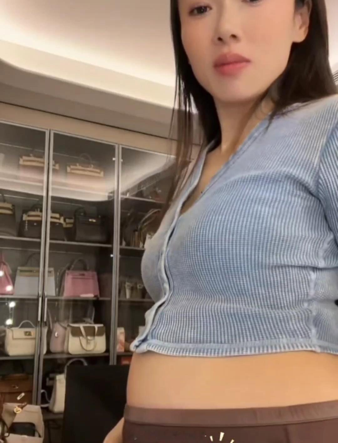 程晓玥晒二胎孕肚，很显怀